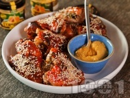 Рецепта Печени мариновани пилешки крилца със сусам, мед, кетчуп и горчица